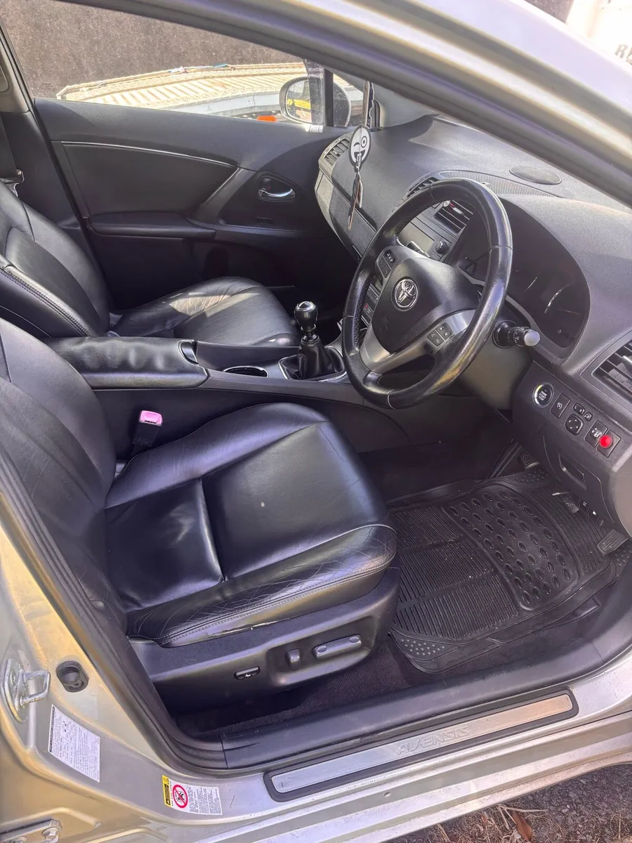 09 Avensis - Image 3
