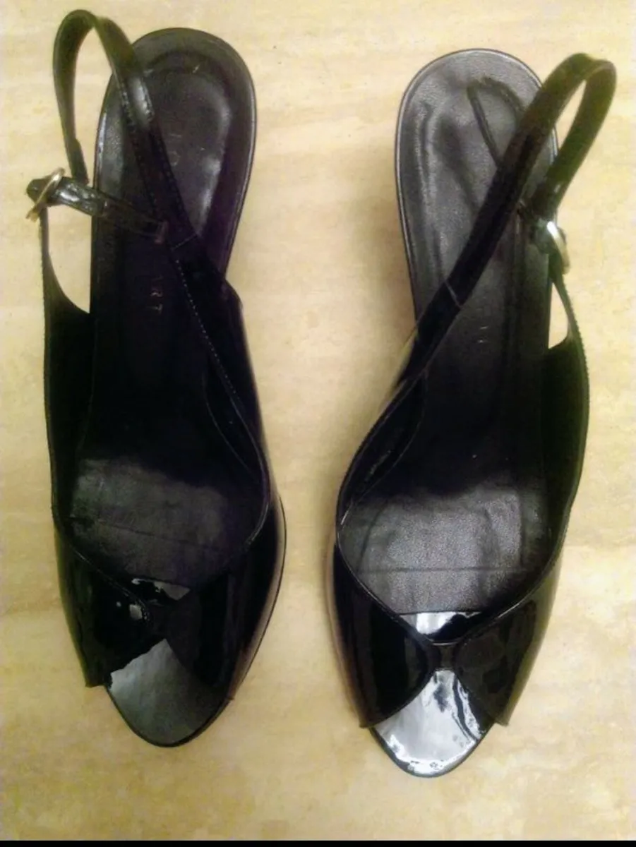 Black patent sling back sandles. - Image 1