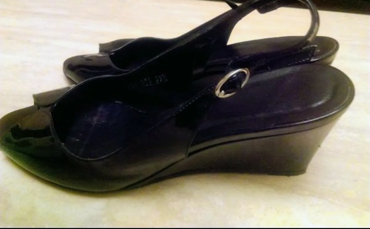 Black patent sling back sandles. - Image 3