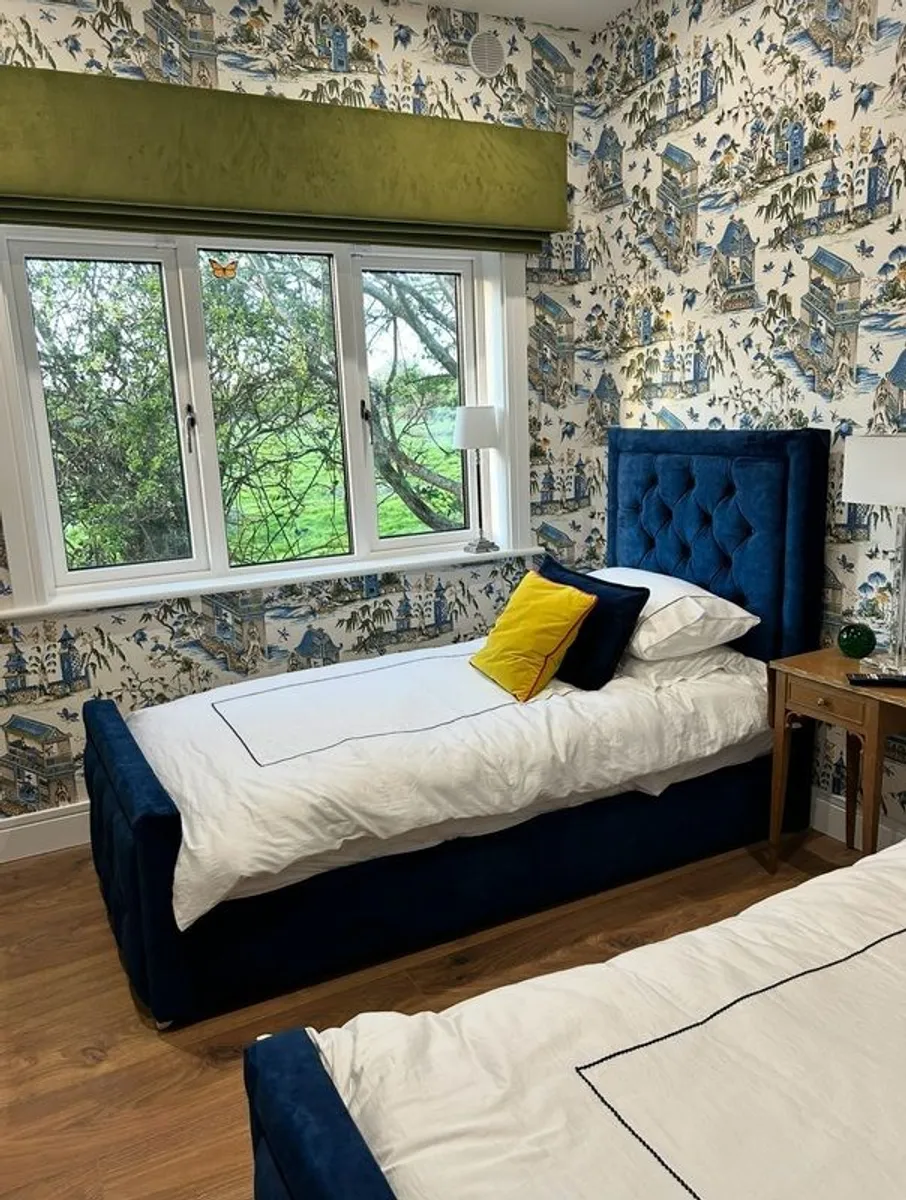Blue velvet beds - Image 3