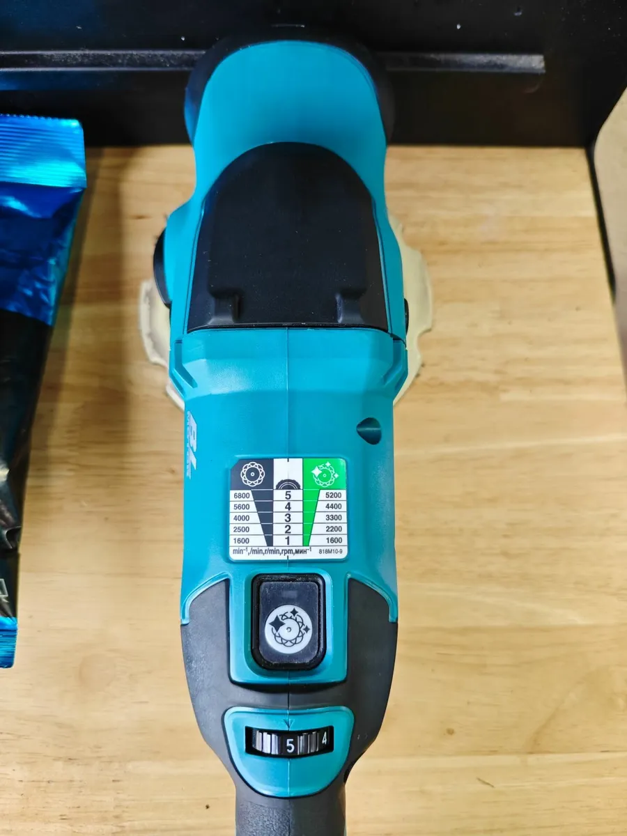 Makita Cordless Dual Action Polisher Sander Kit - Image 4