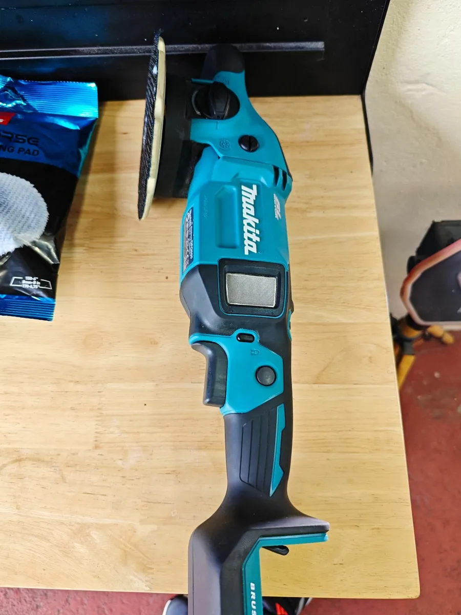 Makita Cordless Dual Action Polisher Sander Kit - Image 1
