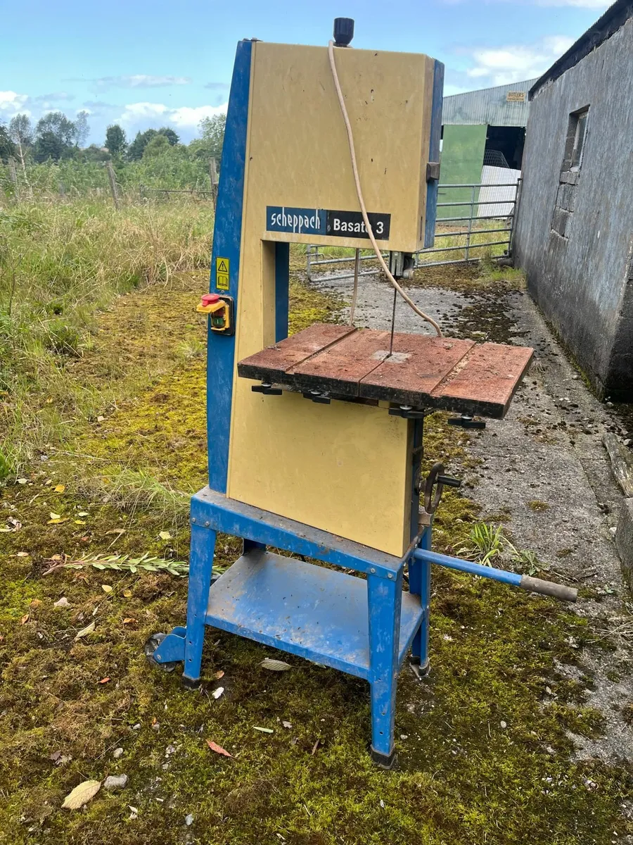 Wood turning laithe and bandsaw - Image 1