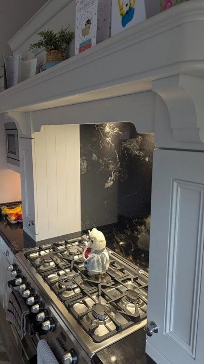 Kitchen w/ American style fridge/freezer, integrated microwave and Range - Image 3
