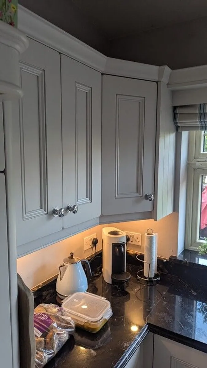 Kitchen w/ American style fridge/freezer, integrated microwave and Range - Image 4