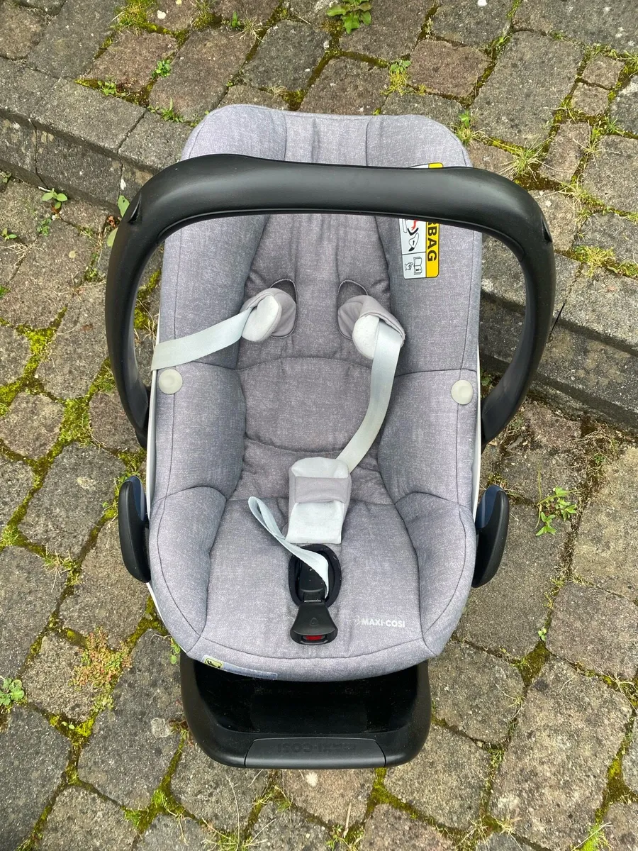 Maxi cosi car seat with iso fix - Image 1