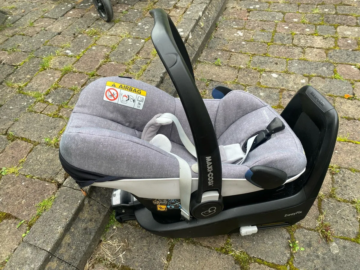 Maxi cosi car seat with iso fix - Image 2