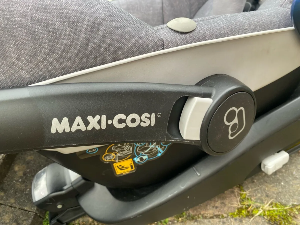 Maxi cosi car seat with iso fix - Image 4