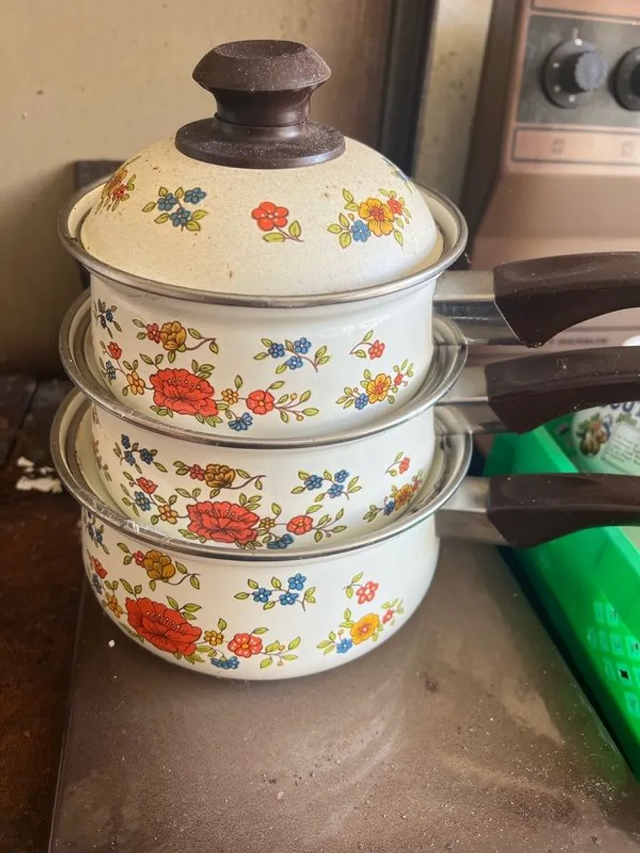 Vintage floral saucepans x 3 - Image 1