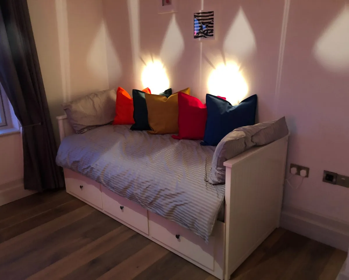 Day bed - Image 1