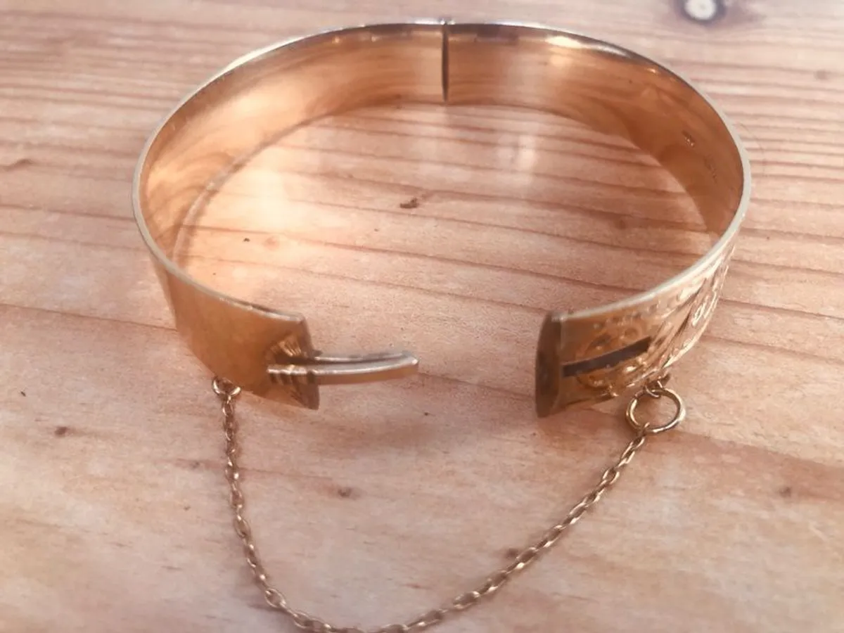 Vintage 1968 9ct gold bangle with metal core - Image 1