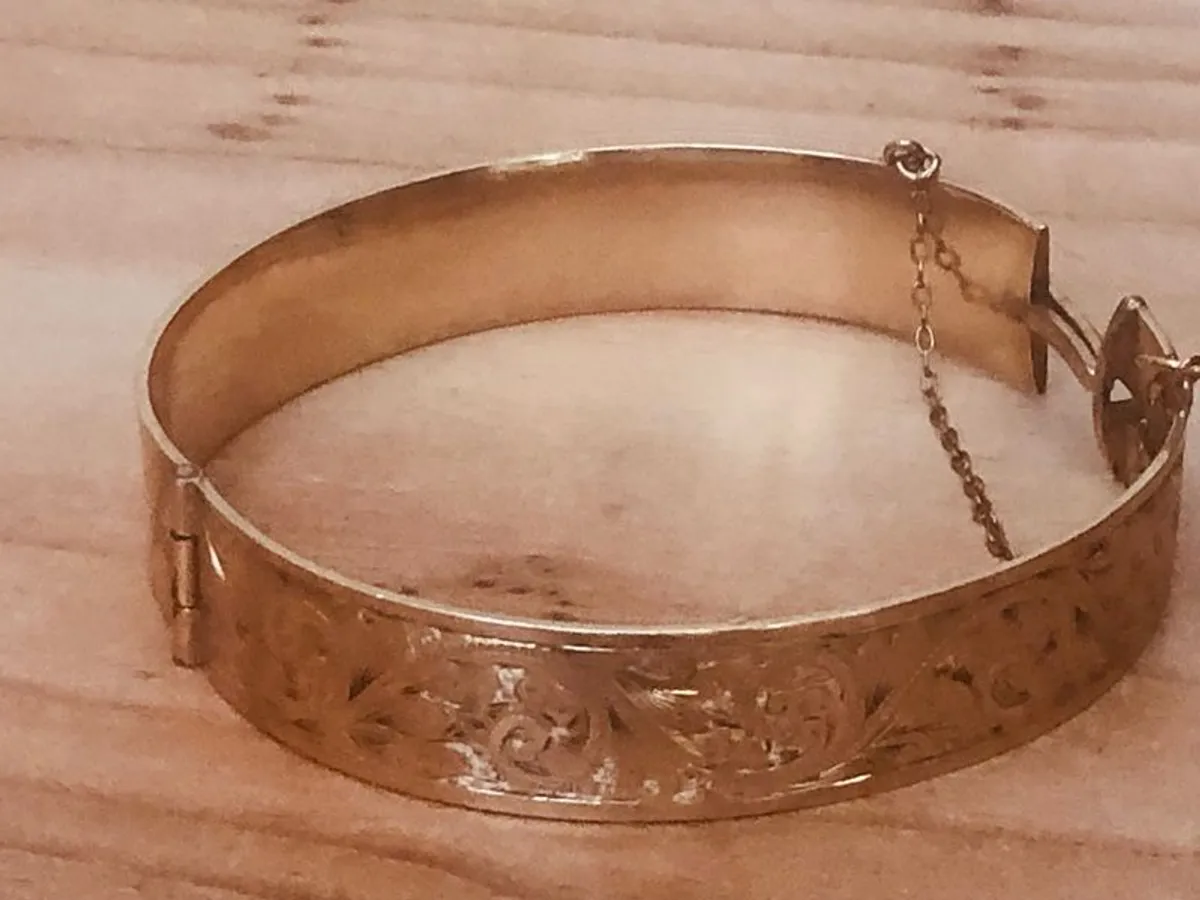 Vintage 1968 9ct gold bangle with metal core - Image 3