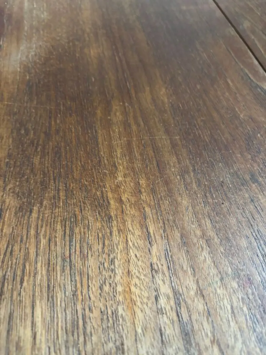 Table and chairs - Image 2