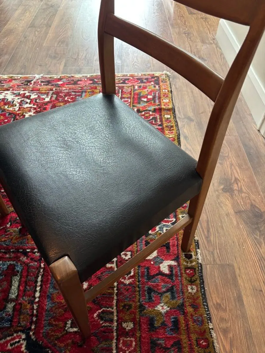 Table and chairs - Image 3