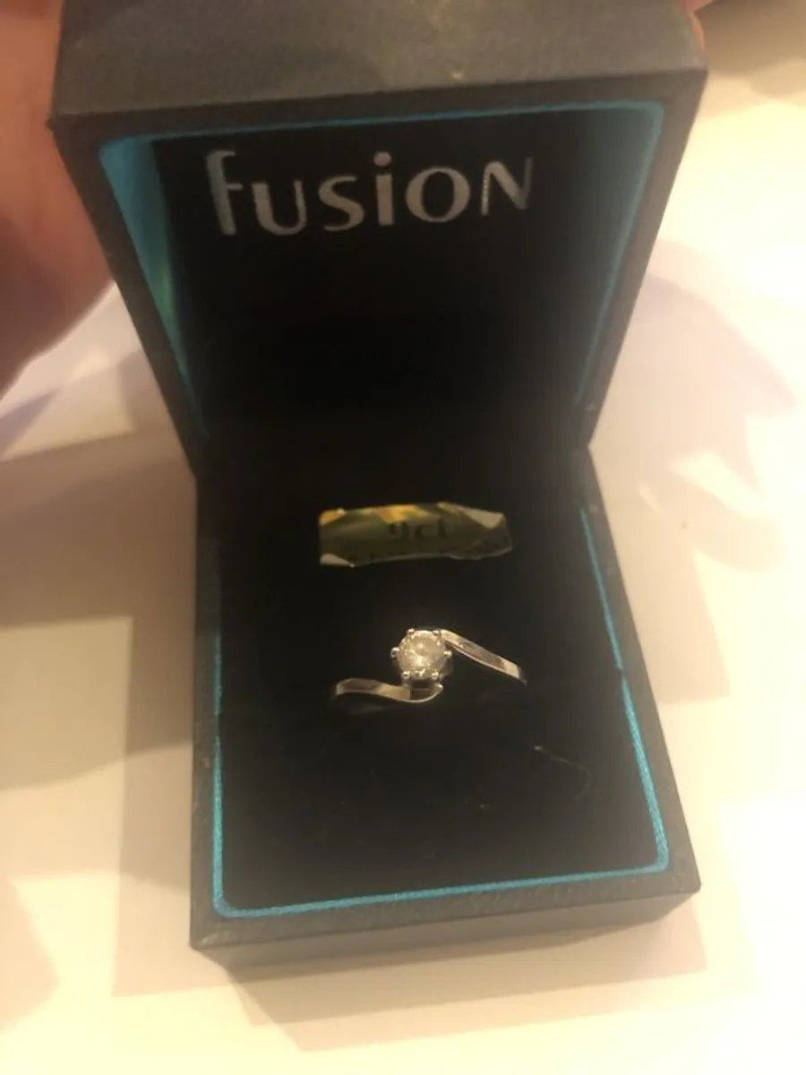 9ct white gold ring - Image 1