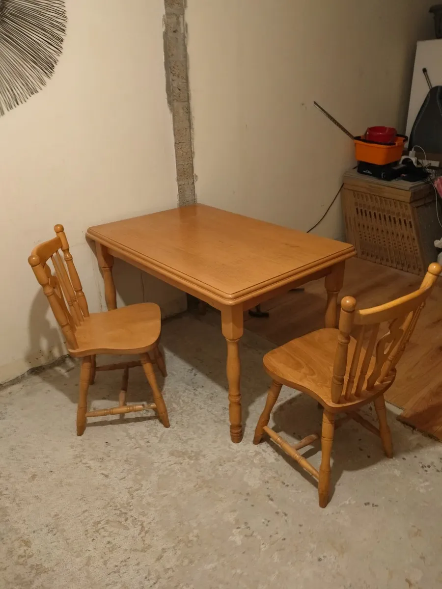 Table and 3 chairs - Image 1