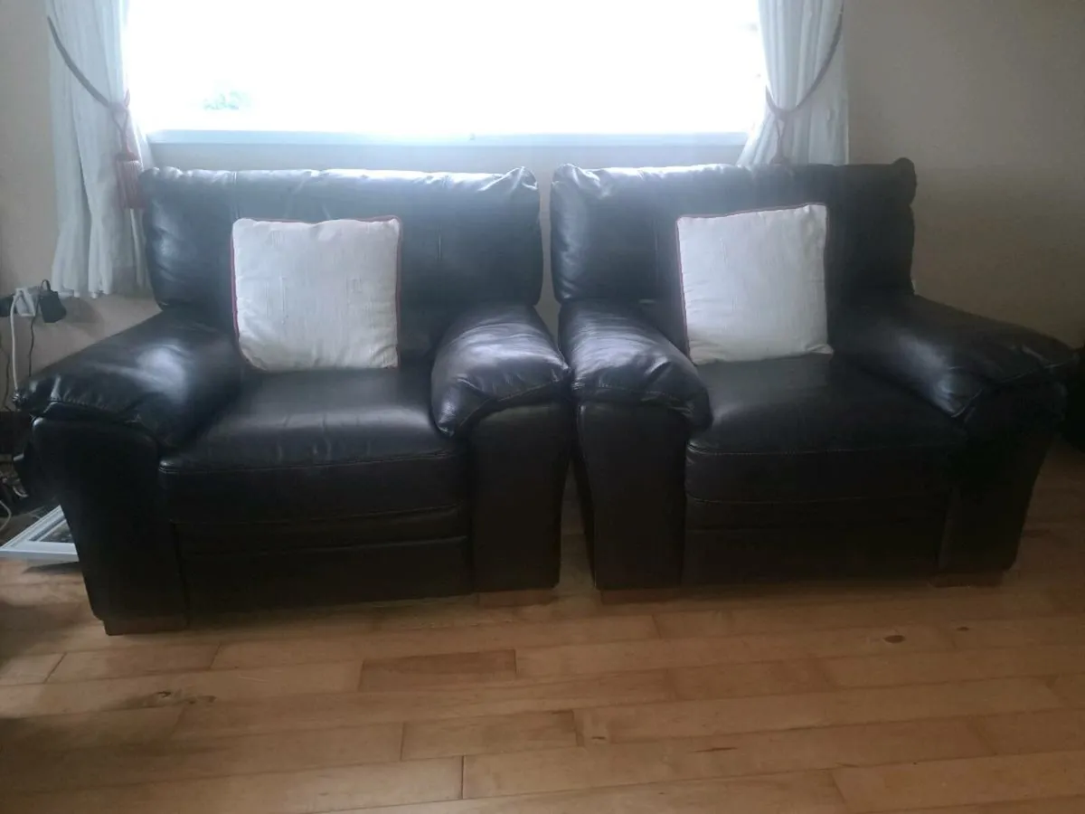 3 seater couch and two armchairs - Image 1