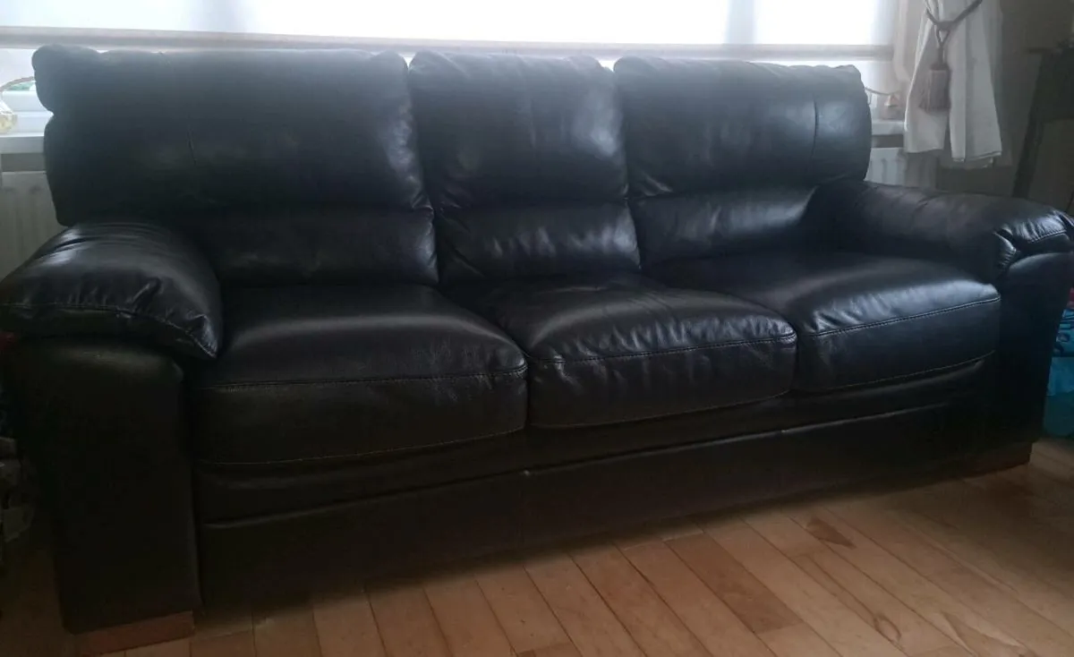 3 seater couch and two armchairs - Image 2