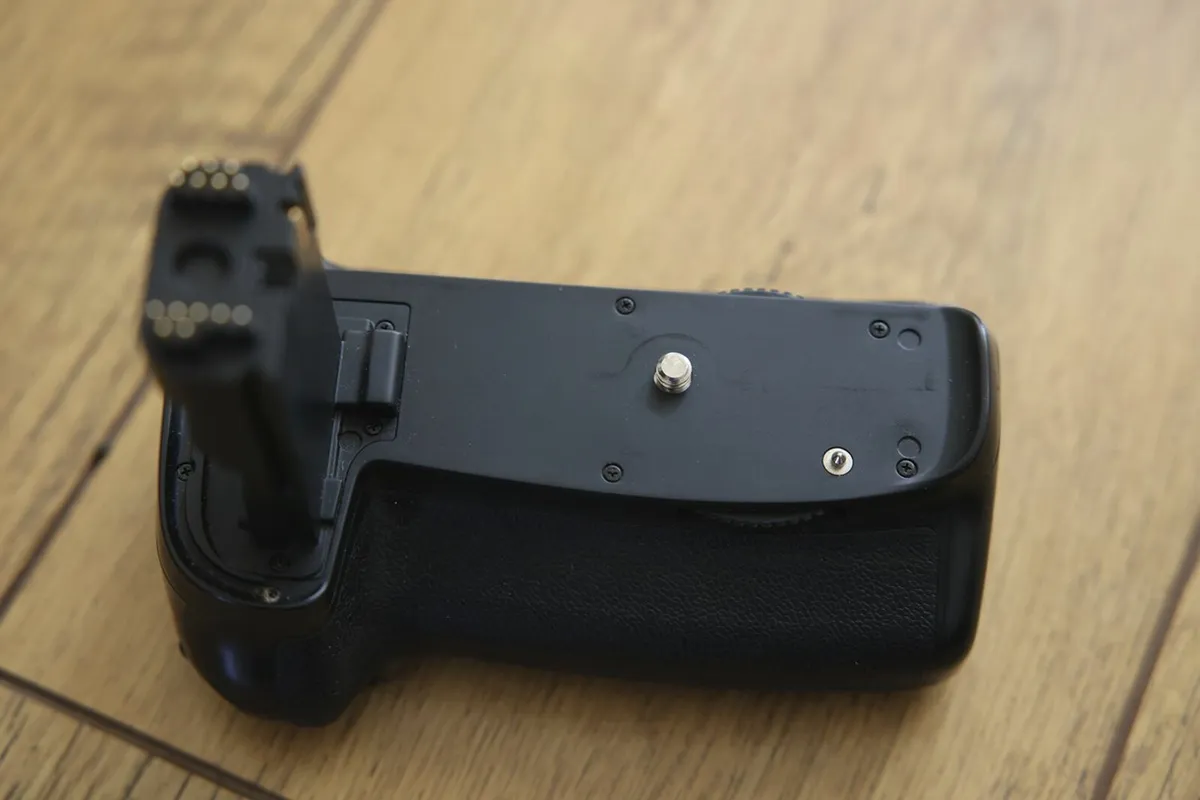 Meike Grip for Canon 70D Camera - Image 1