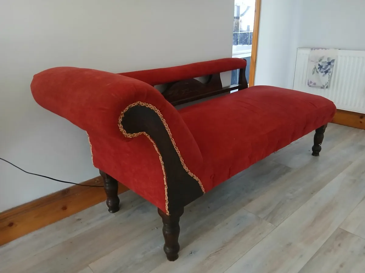 Chaise lounge and Chairs - Image 1