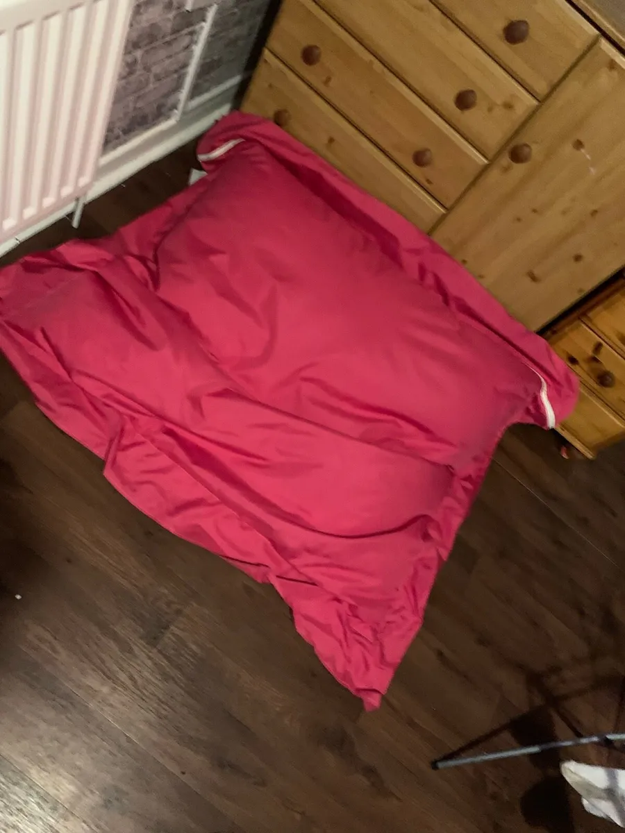Big pink bean bag - Image 1