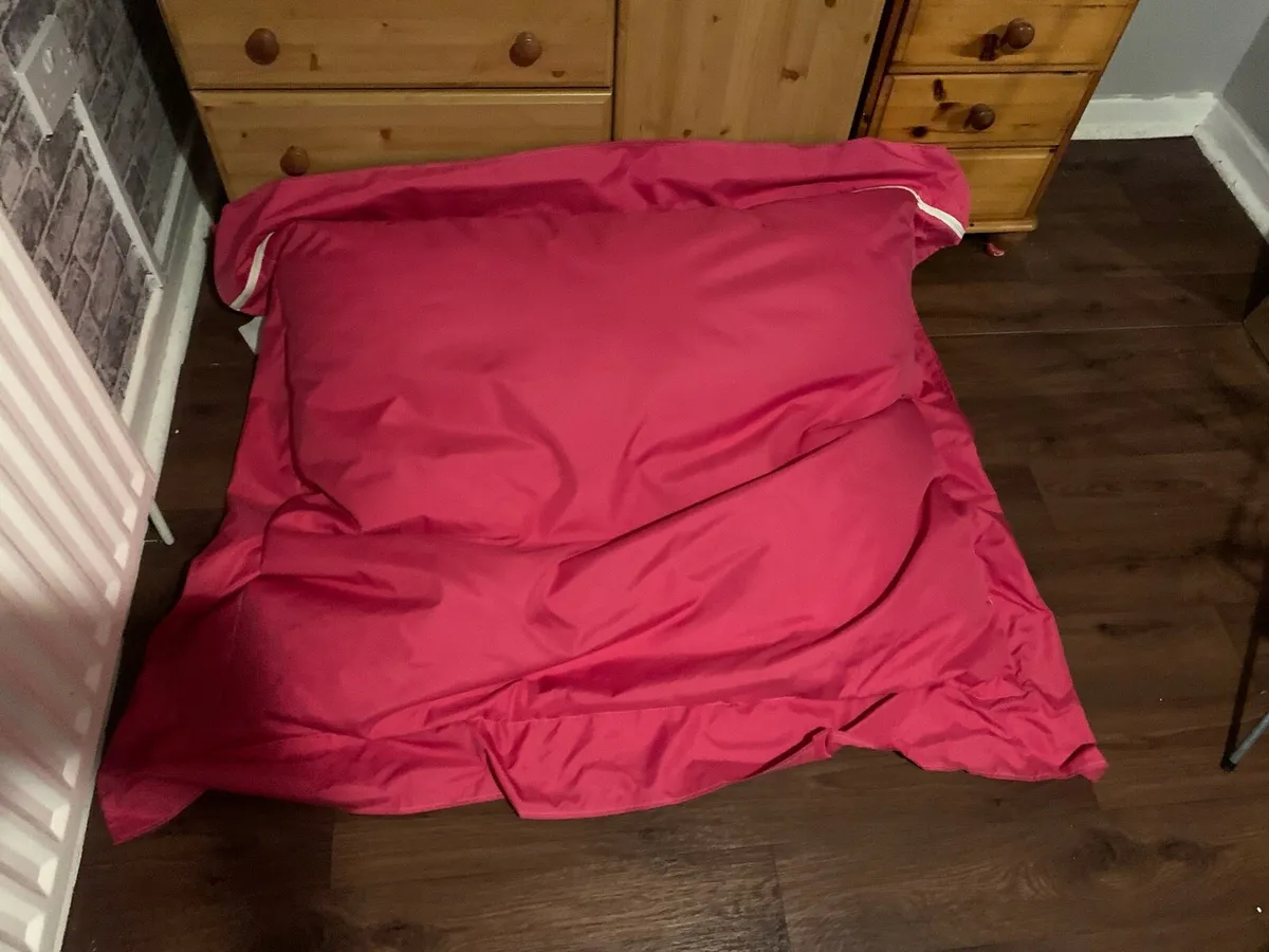 Big pink bean bag - Image 2