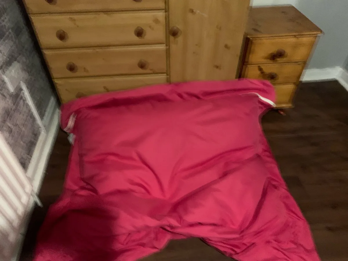 Big pink bean bag - Image 3