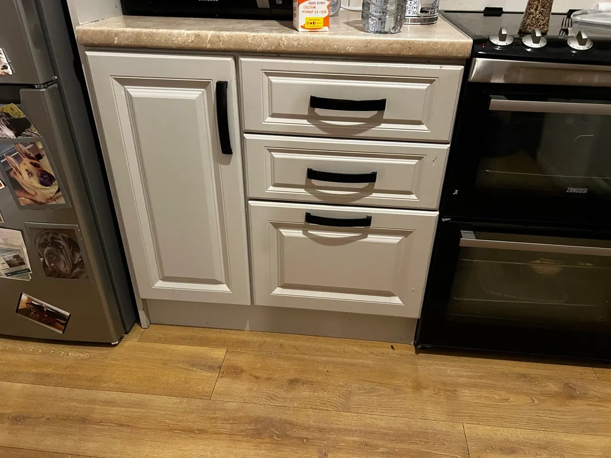 Full Kitchen: Cabinets, Doors, Sink, Taps & Hinges - Image 3