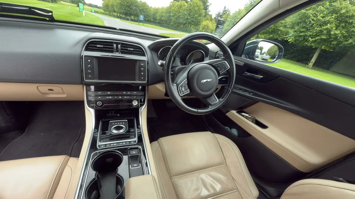 Jaguar automatic 2016 - Image 2