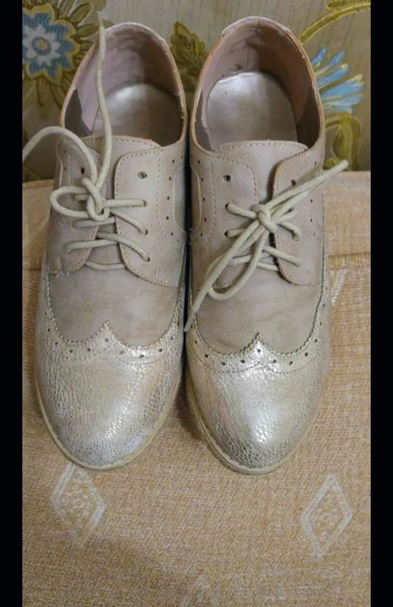 Beige/Gold casual shoes. - Image 1