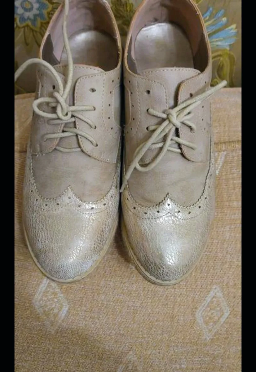 Beige/Gold casual shoes. - Image 3