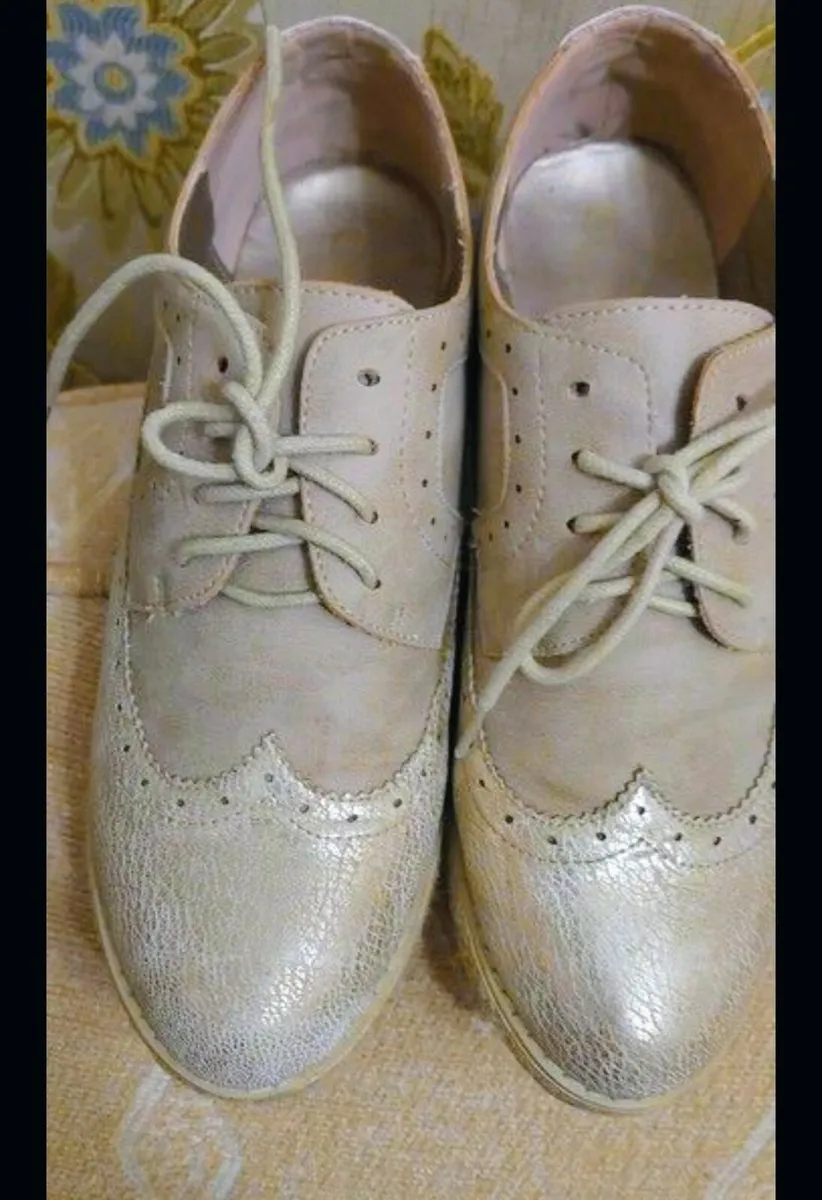 Beige/Gold casual shoes. - Image 4