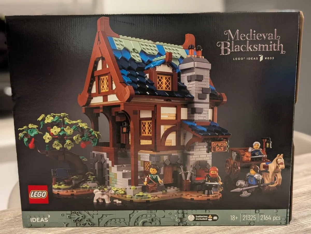 LEGO Medieval Blacksmith - RETIRED set (2144 pcs) - Image 1