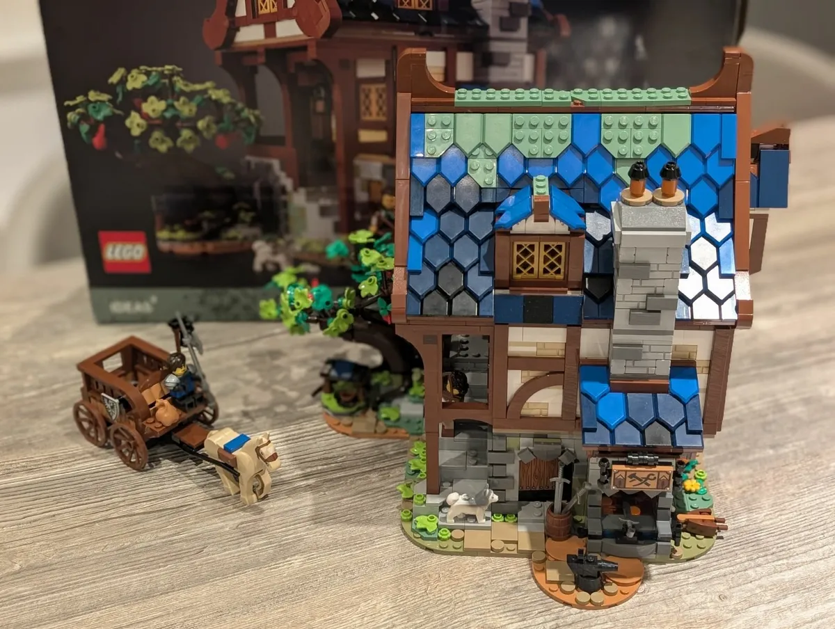 LEGO Medieval Blacksmith - RETIRED set (2144 pcs) - Image 3