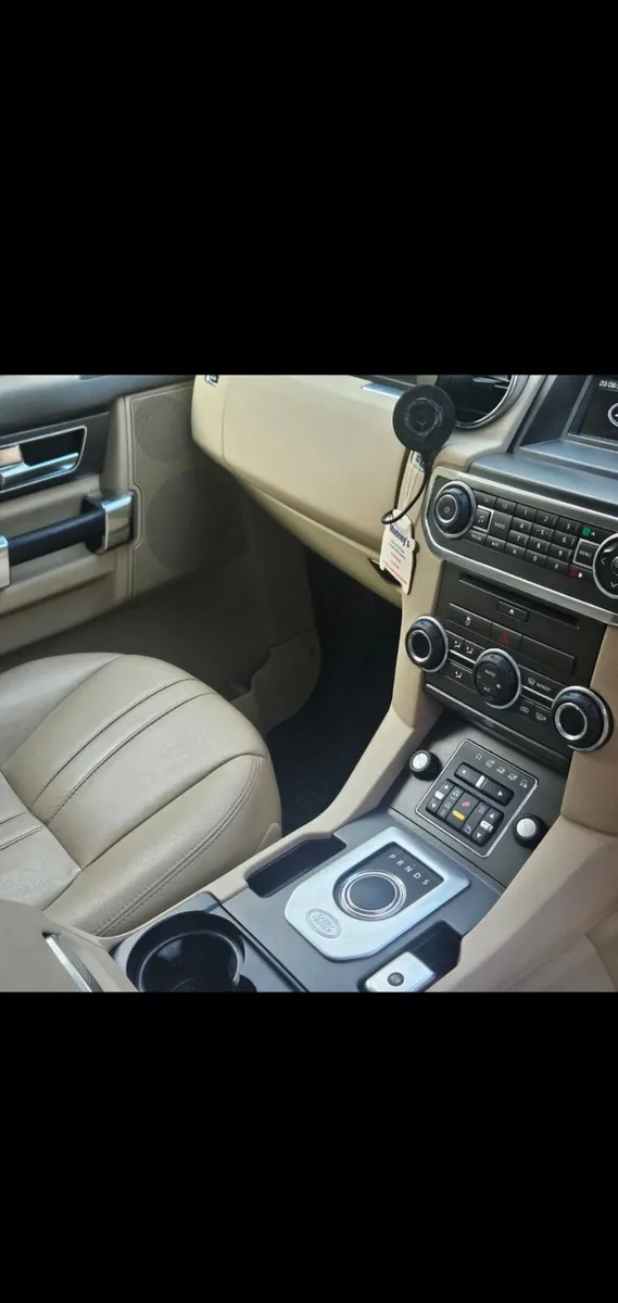 Land Rover Discovery 2013 .low Km Mint condition. - Image 4