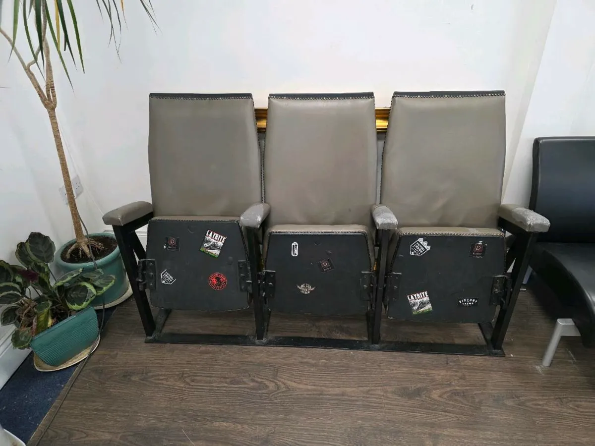 FREE Row of 3 cinema seats - Image 1