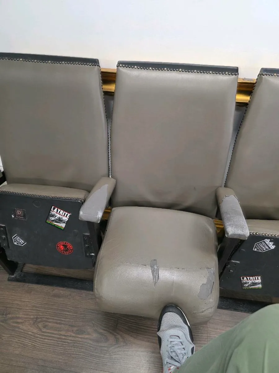 FREE Row of 3 cinema seats - Image 2