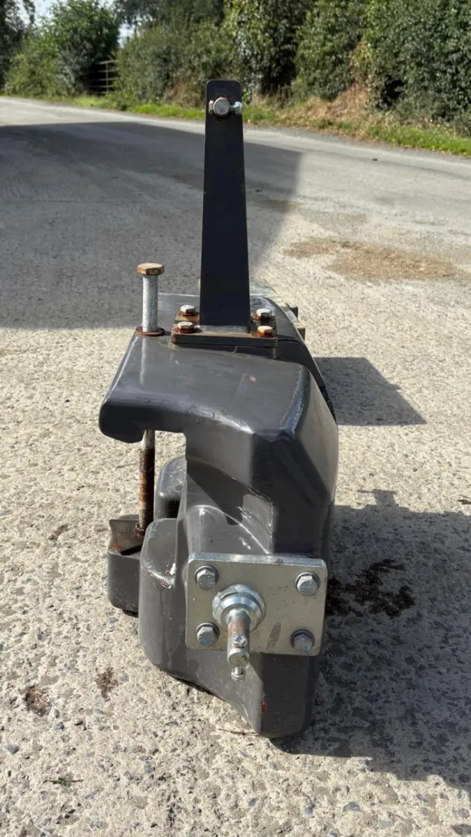 Claas 600kg weight block - Image 2