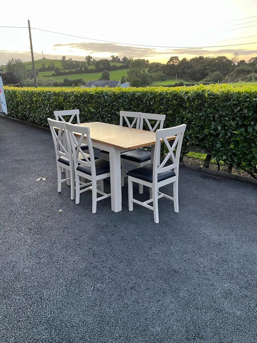 Table and chairs - Image 1