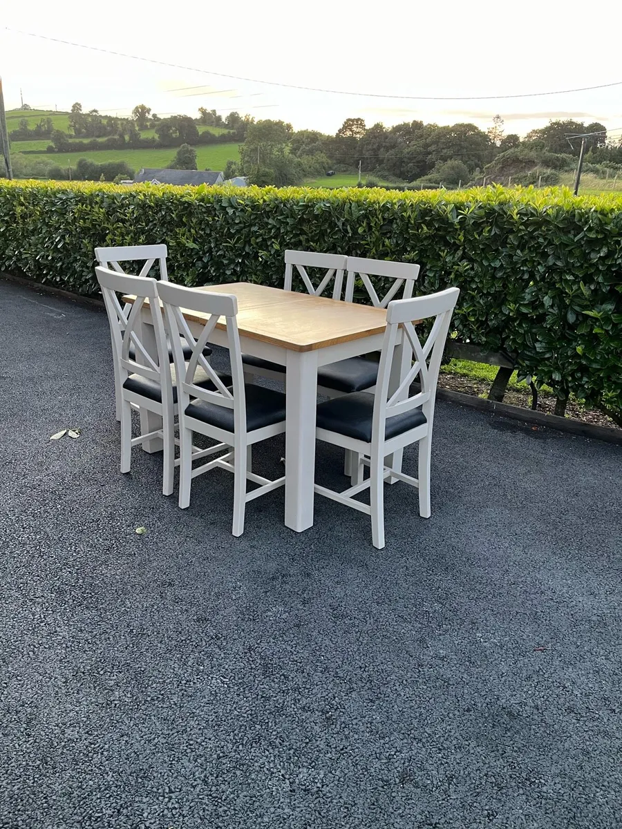 Table and chairs - Image 2