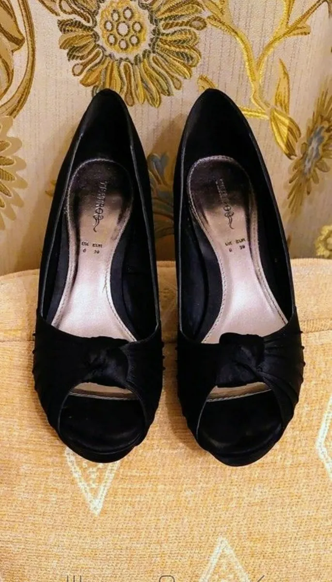 Black dressy peep toe shoes. - Image 1