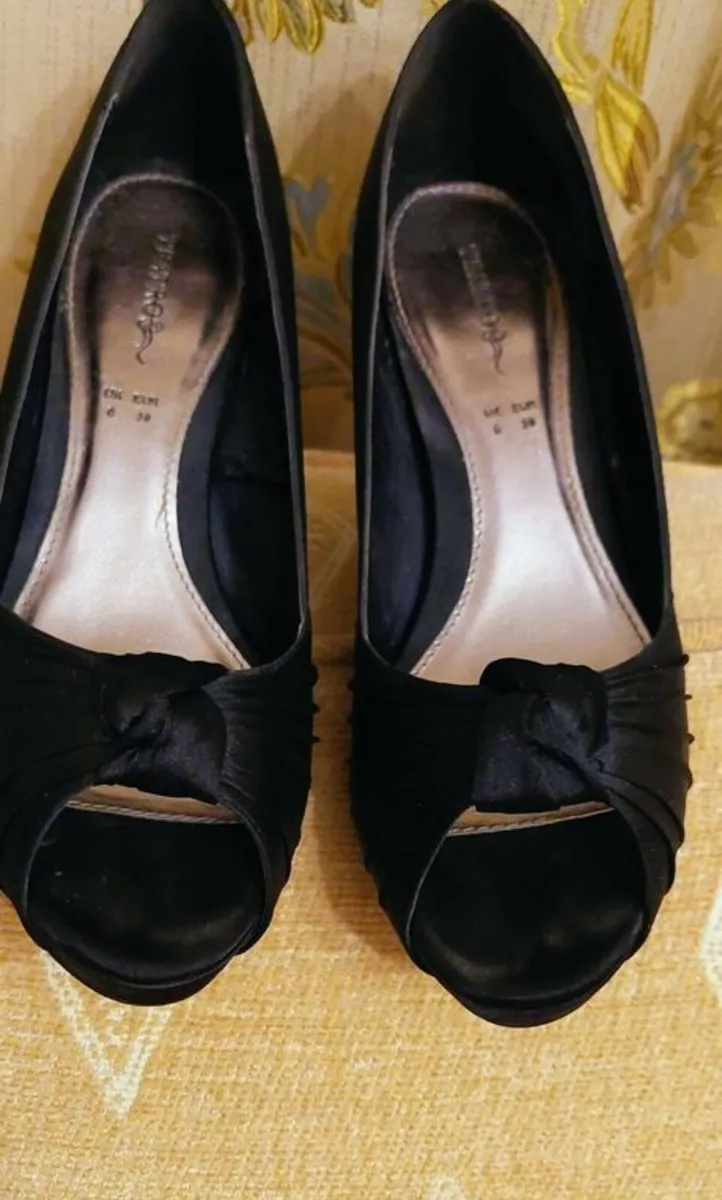 Black dressy peep toe shoes. - Image 2
