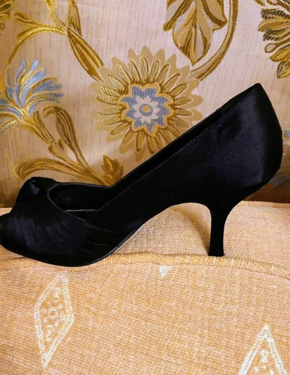 Black dressy peep toe shoes. - Image 4