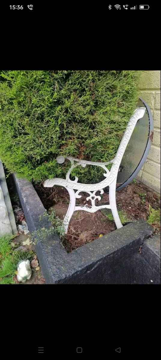 Cast wrought iron bench ends and backs - Image 2