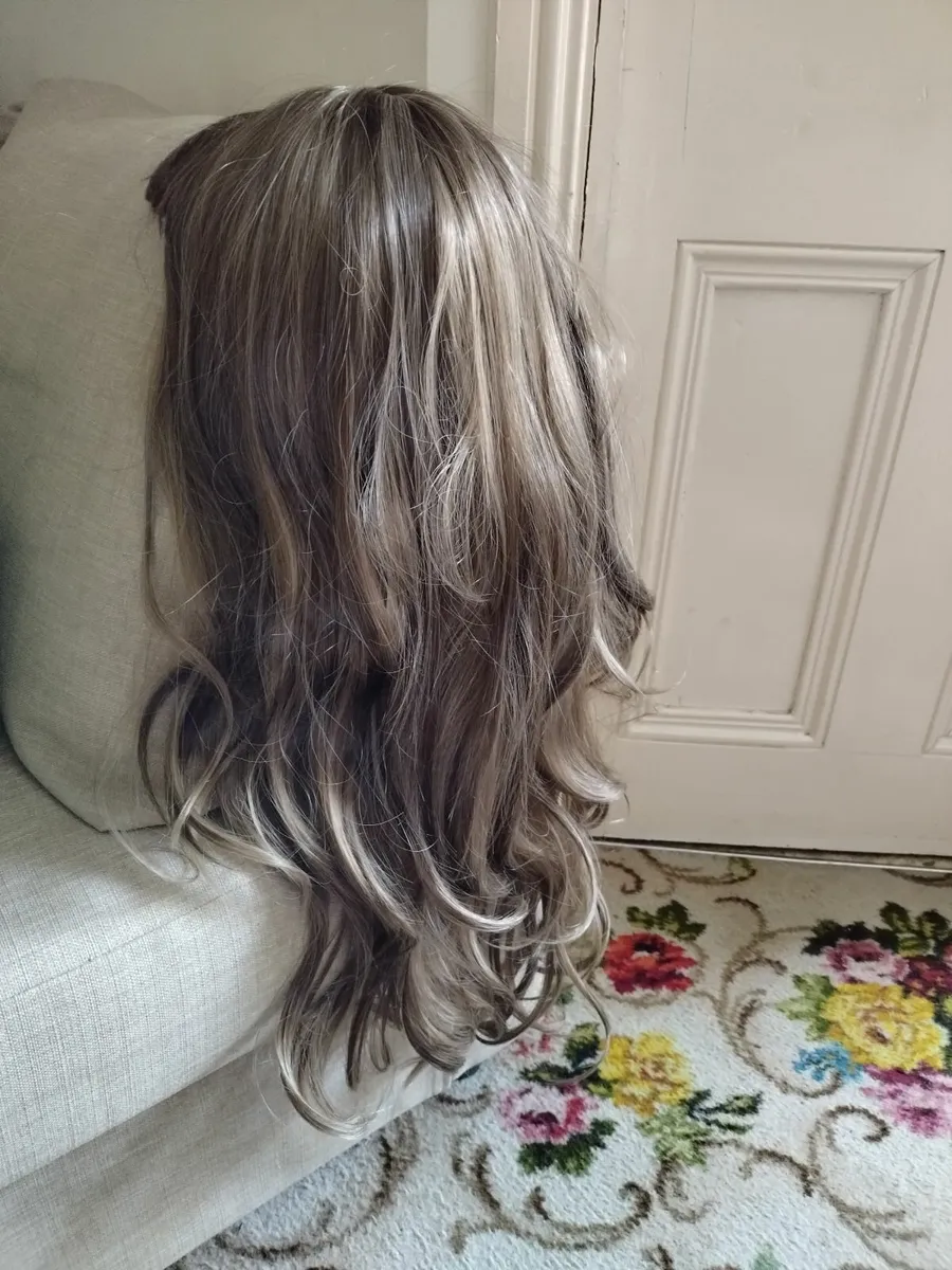 Sexy realistic brunette wig for crossdresser - Image 2