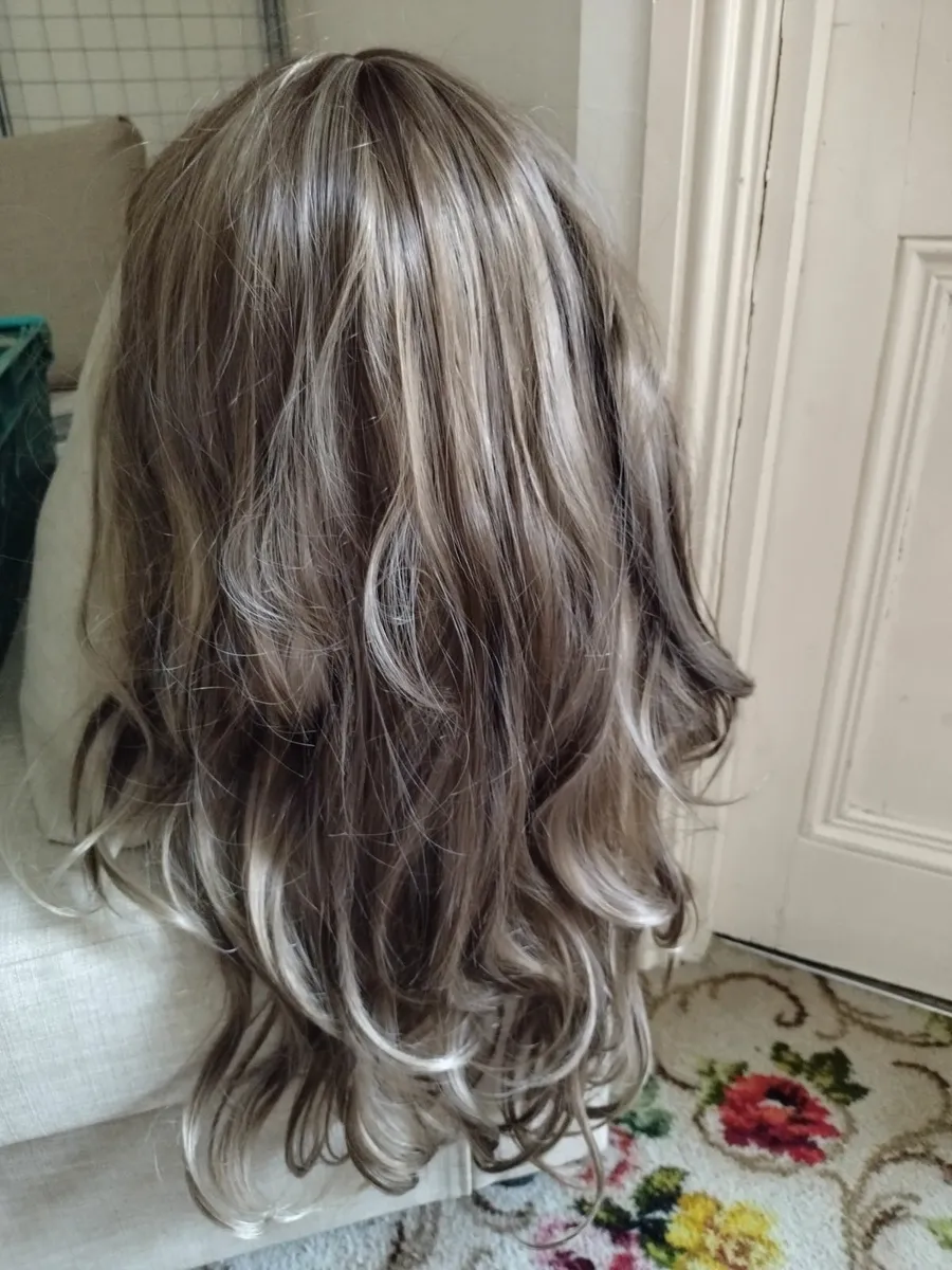 Sexy realistic brunette wig for crossdresser - Image 3