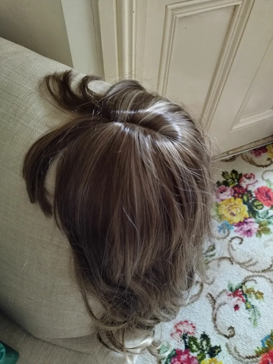 Sexy realistic brunette wig for crossdresser - Image 1