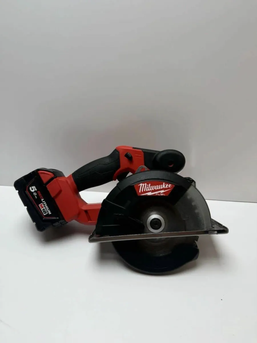 Milwaukee M18FMCS with 5.0ah battery - Image 1