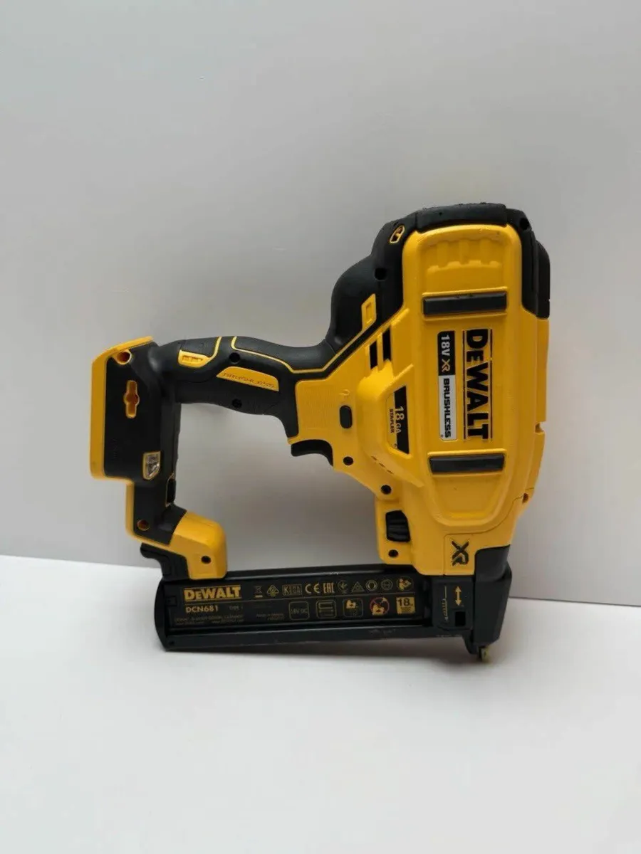 DeWalt DCN681 18V XR 18 Gauge Crown Stapler - Image 4
