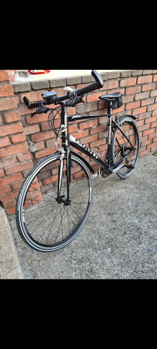 Giant Road Bike Like New - Image 2